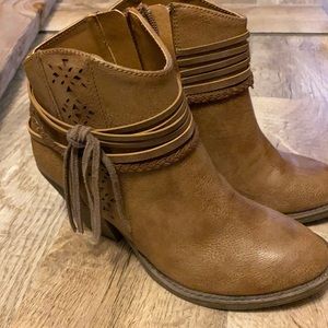 Maurices size 6 boots.